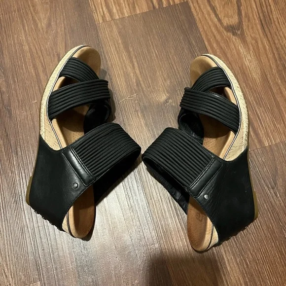 UGG Wedge Sandals Australian Hilarie Black
Leather and Elastic straps - 7 - Picture 6 of 12
